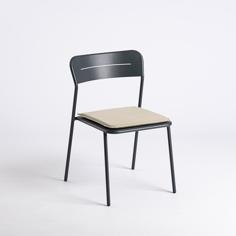 Nero with a seat cushion