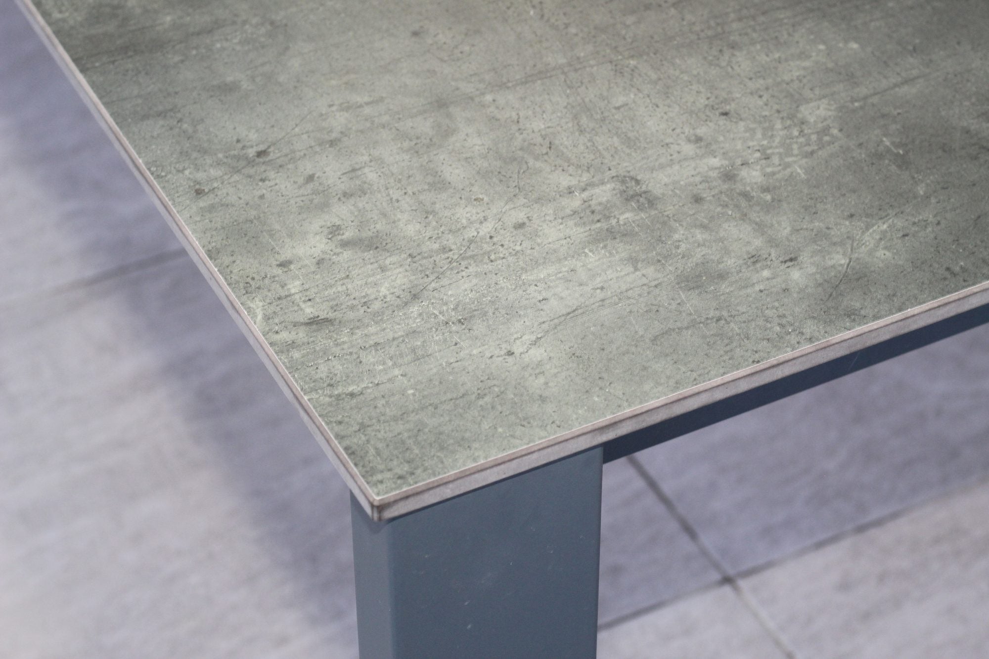 The Compact HPL top edge and an aluminum leg, close up